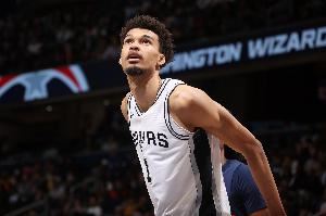 血栓问题解决！米奇-约翰逊：文班将以完全健康的状态参加训练营