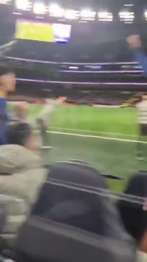 你打我呀🤣热刺球迷场边破口大骂，内托替补席滑稽吐舌嘲讽