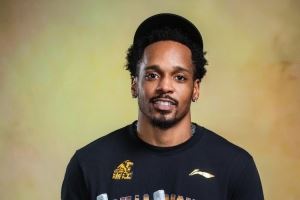 媒体人:巴里·布朗今晚抵达中国 雷琼·塔克也将于本周末前抵达