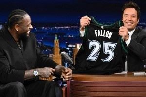 造型打几分?兰德尔打纽约客场期间 顺道参加吉米·法伦今夜秀