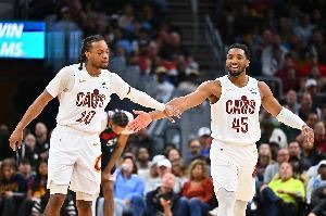 轮着来?加兰返回更衣室 米切尔此前刚回好在无碍