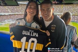 歌手杜阿-利帕现场观看博卡vs河床，先后手持两队球衣拍照引争议图片