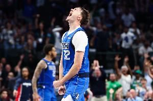 弗拉格双手补扣没进造成犯规 里弗斯挑战失败维持原判