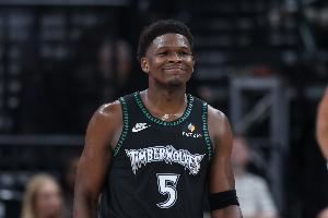 金蝉脱壳!爱德华兹欧洲步破解包夹 杀进内线上篮得手